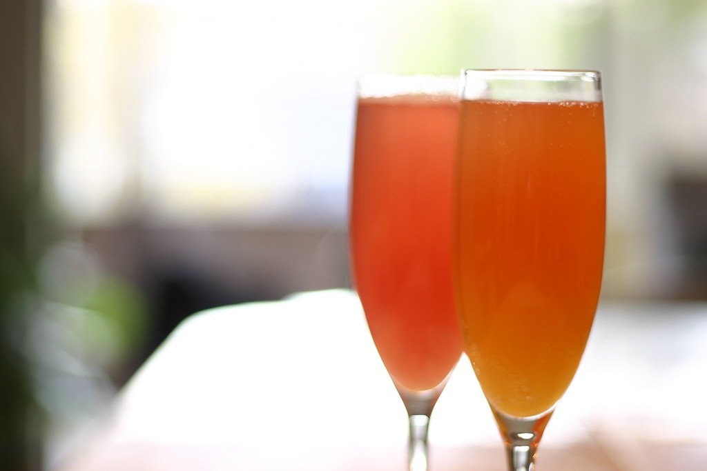 Peach Bellini Recipe - theskinnyfoodco