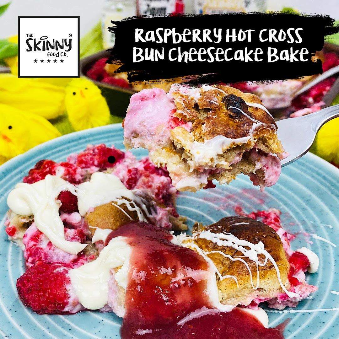 Raspberry Hot Cross Bun siera kūka cep - theskinnyfoodco