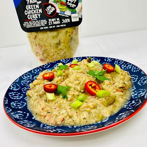 BULK BUY 20 x tajski zeleni piščančji curry Fakeaway ® 264 kalorij pripravljen obrok (PRIHRANITE DO 50%) - theskinnyfoodco
